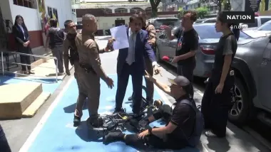 "ณัฐวุฒิ" เดือดจัด พุ่งผลัก "สมชัย" ล้มหน้า สน.ทองหล่อ ขณะปั่นจักรยานมาแจ้งความ (มีคลิป)