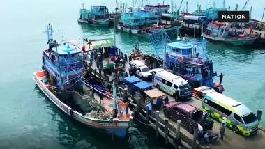 พายุถล่ม ซัดเรือประมงล่ม กลางทะเลสัตหีบ รอด 15 ดับ 1 สูญหาย 6 ชีวิต
