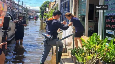 "เท้ง ณัฐพงษ์" ลุย "น้ำท่วมนนทบุรี" ชื่นชมเทศบาลเยียวยาไว วันเดียวเงินเข้าบัญชี พร้อมแจกข้าว 400 ชุด
