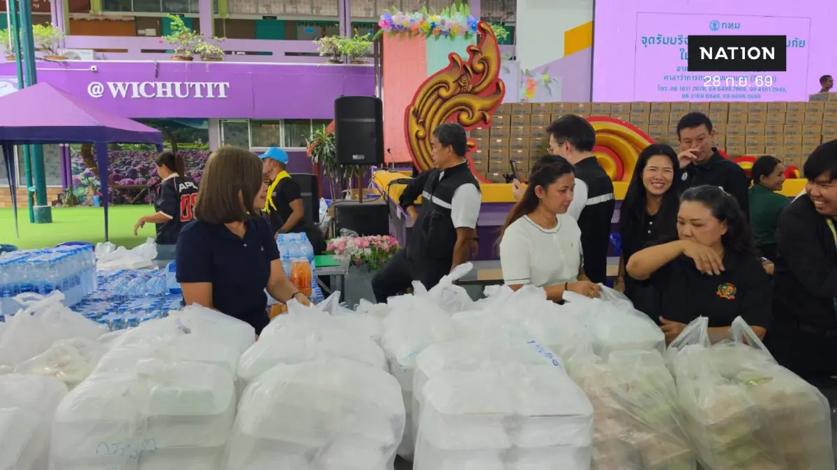 "ชัชชาติ" ระดมครัวโรงเรียน "ผลิตอาหาร 6 หมื่นชุดต่อมื้อ" ลุยน้ำแจกผู้ประสบภัย พร้อมเปิดรับบริจาค "นมเด็ก-ถุงยังชีพ"