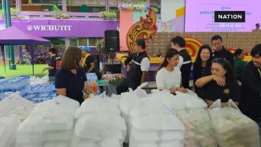 "ชัชชาติ" ระดมครัวโรงเรียน "ผลิตอาหาร 6 หมื่นชุดต่อมื้อ" ลุยน้ำแจกผู้ประสบภัย พร้อมเปิดรับบริจาค "นมเด็ก-ถุงยังชีพ"