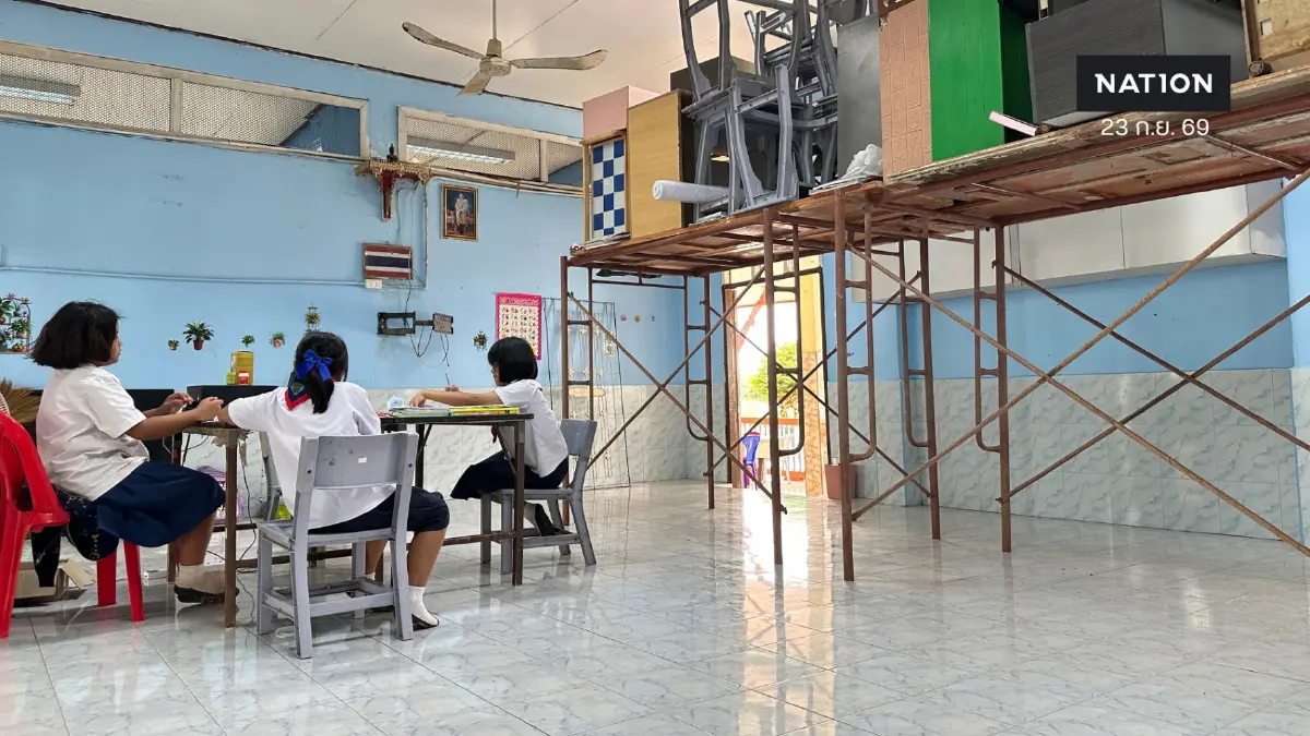 โรงเรียนวัดตะกู น้ำท่วมจ่อประตู คุณครูภาวนาขออีกสัปดาห์โรงเรียนก็จะสอบปิดเทอมแล้ว ยกของขึ้นนั่งร้านเตรียมรับมือ