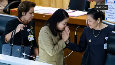"26 สว." คดีฮั้ว ตบเท้าเข้าประชุมสภาตามปกติ เพื่อน สว. แห่กอดให้กำลังใจ "อัจฉรพรรณ"