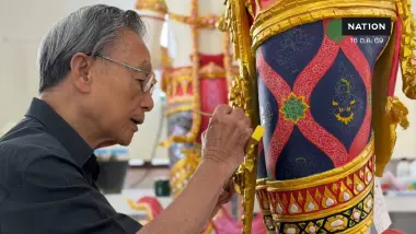 มงคลสูงสุดของชีวิต! “ชวน หลีกภัย” ถวายงานส่งเสด็จฯ! ร่วมแต้มสีจิตรกรรม “เทวดาถือบังแทรก” ประกอบพระเมรุมาศ “สมเด็จพระพันปีหลวง” มงคลสูงสุดของชีวิต! “ชวน หลีกภัย” ถวายงานส่งเสด็จฯ! ร่วมแต้มสีจิตรกรรม “เทวดาถือบังแทรก” ประกอบพระเมรุมาศ “สมเด็จพระพันปีหลวง”