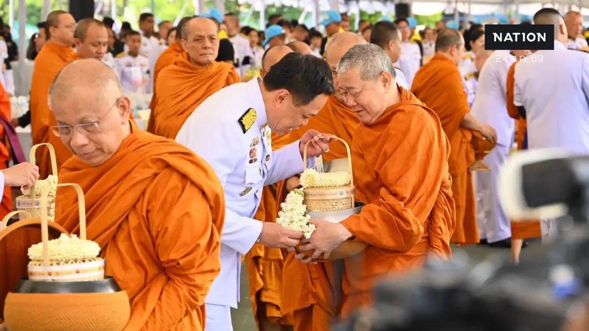 นายกฯ นำทำบุญตักบาตร วันคล้ายวันสวรรคต พระบรมราชชนนีพันปีหลวง นายกฯ นำทำบุญตักบาตร วันคล้ายวันสวรรคต พระบรมราชชนนีพันปีหลวง