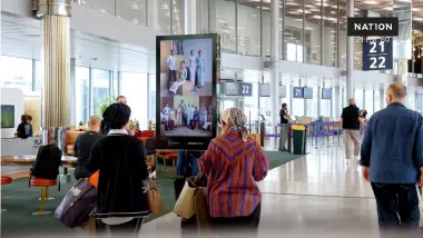“ชุดไทยพระราชนิยม” ขึ้นจอ LED สนามบินชาร์ล เดอ โกล - ลุ้นมรดกโลก ธ.ค.นี้