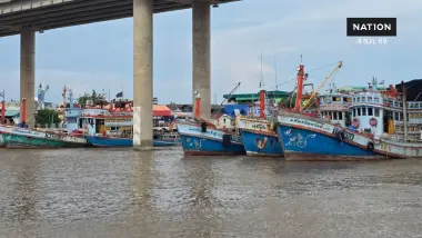 พลังชาวประมงแม่กลอง! รวมเรือ 20 ลำ ผลัดเวรช่วยดันน้ำออกทะเลวันละ 8 ชั่วโมง