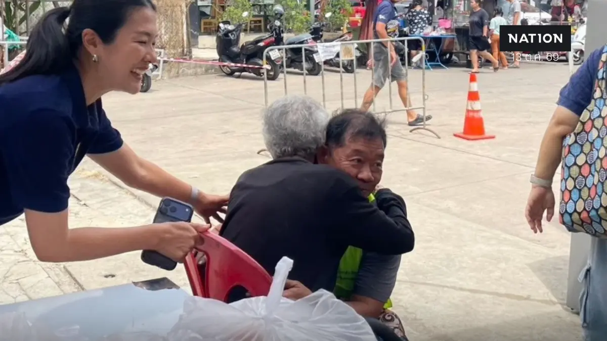 โมเมนต์อบอุ่นของ “ครูช่าง” เมื่อแม่วัย 93 มาให้กำลังระหว่างออกหน่วย ซ่อม สร้าง สุข ช่วยชาวบ้าน