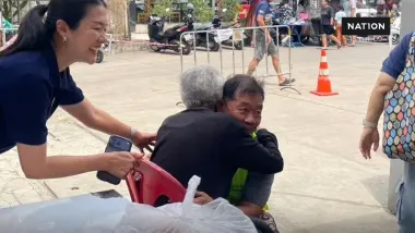 โมเมนต์อบอุ่นของ “ครูช่าง” เมื่อแม่วัย 93 มาให้กำลังระหว่างออกหน่วย ซ่อม สร้าง สุข ช่วยชาวบ้าน