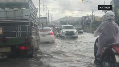 เปิดคลิปฝนถล่มภูเก็ต! น้ำท่วมขังหลายจุด รถเล็กผ่านไม่ได้ อุตุฯ เตือนอันดามันฝนตกหนักถึง 28 ต.ค.นี้