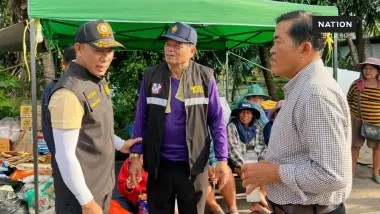 เมินดรามาย้ายนายอำเภอ "รษก.ผวจ.ปราจีนฯ" ลุยน้ำท่วมบ้านสร้าง ช่วยผู้ประสบภัย