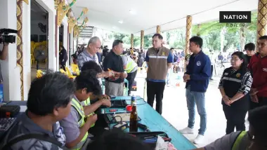 ‘อัครนันท์’ นำทีมครู สกร.-อาชีวะอาสา ลุยซับน้ำตาเยียวยาน้ำท่วมกาญจนบุรี