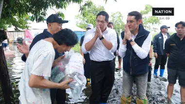 “สรรเพชญ บุญญามณี” ลุยแจกถุงยังชีพ ช่วยน้ำท่วมปทุมธานี-อยุธยา