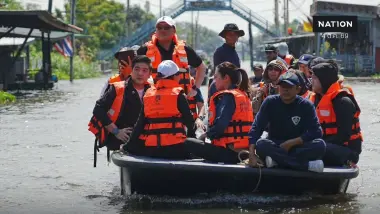 "จุลพันธ์" นำทีม "เพื่อไทย" ลงพื้นที่แจกถุงยังชีพ ช่วยผู้ประสบอุทกภัยน้ำท่วมแปดริ้ว