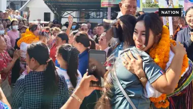 กำลังใจล้นหลาม! "สุชาดา" กลับชัยภูมิ ชาวบ้านคล้องมาลัยให้กำลังใจ โต้ไม่ใช่เจ้าของเว็บพนัน "888" มีหุ้นแค่ 1% กำลังใจล้นหลาม! "สุชาดา" กลับชัยภูมิ ชาวบ้านคล้องมาลัยให้กำลังใจ โต้ไม่ใช่เจ้าของเว็บพนัน "888" มีหุ้นแค่ 1%