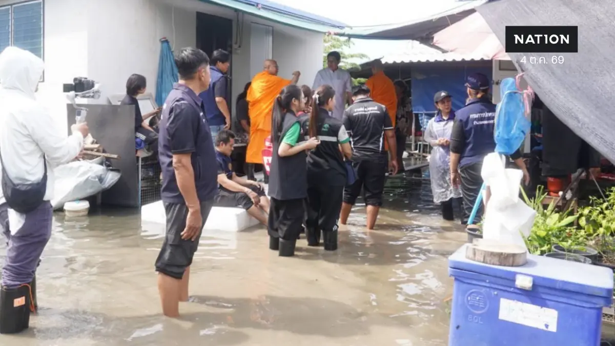 ห่วงใยไม่ทิ้งกัน! "พระ" ลุยน้ำมอบถุงยังชีพ-ยาเวชภัณฑ์ กลุ่มเปราะบาง ถึงบ้านผู้ประสบภัย ปทุมธานี
