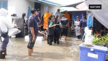 ห่วงใยไม่ทิ้งกัน! "พระ" ลุยน้ำมอบถุงยังชีพ-ยาเวชภัณฑ์ กลุ่มเปราะบาง ถึงบ้านผู้ประสบภัย ปทุมธานี