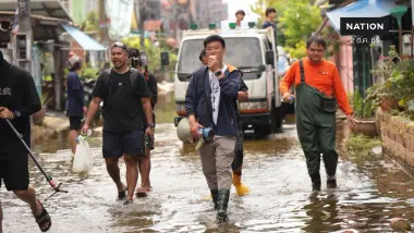 ประชาชนต้องรอนานแค่ไหน? "เท้ง" ลุยน้ำท่วม "รังสิต-ปทุมฯ" ซัดเครื่องสูบน้ำทำงานแค่ 60% ไร้เอกภาพ