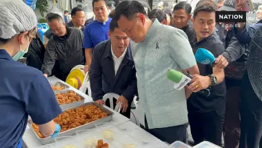 "อนุทิน" สวมบทพ่อครัวลุยตรวจโรงครัวภูมิใจไทย "ชิมไก่ทอด-ผัดกะเพรา" สั่งตักให้จุใจลั่นประชาชนต้องอิ่มท้อง!