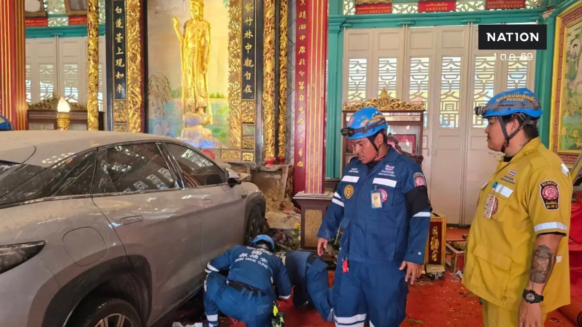 ระทึก! เก๋ง EV พุ่งชนคนในศาลเจ้าแม่กวนอิม มูลนิธิเทียนฟ้า เยาวราช เจ็บ 3 สาหัส 1 เผยคนขับเป็นชายสูงอายุ เกิดวูบเหยียบคันเร่ง