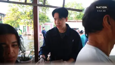“สส.อีสาน” ลุยน้ำท่วมกรุงเทพฯ ส่งข้าวกล่องช่วยผู้ประสบภัย