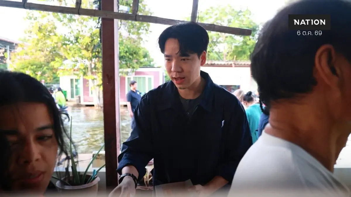 “สส.อีสาน” ลุยน้ำท่วมกรุงเทพฯ ส่งข้าวกล่องช่วยผู้ประสบภัย “สส.อีสาน” ลุยน้ำท่วมกรุงเทพฯ ส่งข้าวกล่องช่วยผู้ประสบภัย