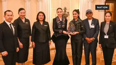"ซาบีดา" มอบโล่ยกย่อง "เนเน่ รอยัล" ต้นแบบคนรุ่นใหม่ ชูเอกลักษณ์ไหว้-ผ้าไทยสู่เวทีโลก